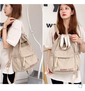 Détails du sac à dos beige en nylon avec cordon de serrage, poches et broderies fines