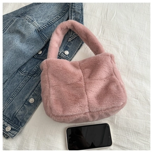 Detailansicht der rosa Plüsch-Handtasche mit gestepptem Gittermuster und Smartphone-Größe