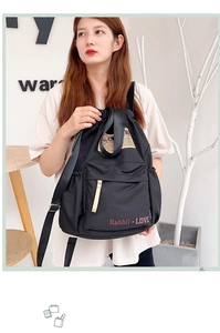 Vue détaillée du sac à dos en nylon noir avec cordon de serrage et imprimé Rabbit Love