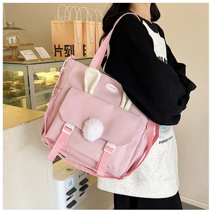 Dettaglio borsa a tracolla in nylon rosa con orecchie di coniglio e logo di moda