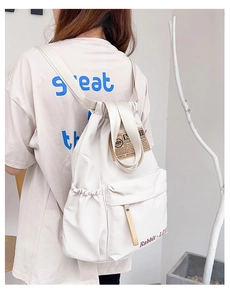 Détail du sac à dos crème avec poche latérale et texte imprimé Rabbit LOVE
