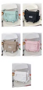 Détail montrant cinq couleurs de sacs bandoulière en nylon avec des breloques peluche