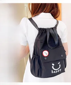 Vista posteriore dettagliata dello zaino in Oxford nero con coulisse e motivo happy