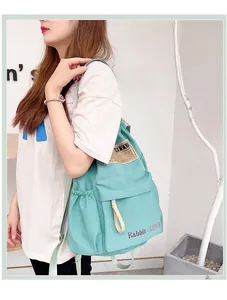 Détail du sac à dos en nylon vert menthe avec imprimé Rabbit LOVE et poches latérales pratiques