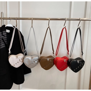 Sac à bandoulière minimaliste en forme de cœur avec surpiqûres en plusieurs coloris