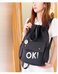 Dettaglio dello zaino Oxford impermeabile con stampa OK bianca e badge a forma di scimmia