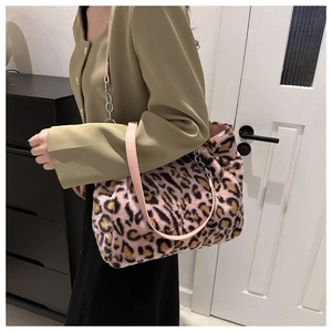 Dettaglio della borsa leopardata rosa in ecopelliccia con catena argento e manico in pelle