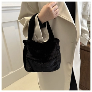 Nahaufnahme der schwarzen Plüsch-Schultertasche aus weichem Kunstfell mit breitem Griff