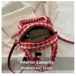 Capacità interna dettagliata della borsa in tweed a scacchi rossi con telefono e portafoglio
