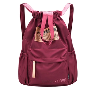 Sac à dos en nylon bordeaux à cordon avec poignées et poche zippée devant