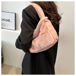 Schicke rosa Plüsch-Schultertasche aus Kunstfell im minimalistischen Wolken-Design