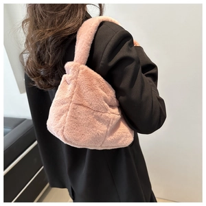 Detailaufnahme einer rosa Plüsch-Handtasche mit weichem geometrischem Karomuster