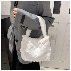 Detailansicht der flauschigen weißen Kunstpelz-Handtasche und des stabilen Tragegurts