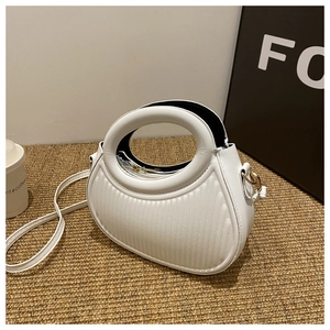 Detail einer weißen PU-Leder Handtasche mit vertikaler Steppung und rundem Griff