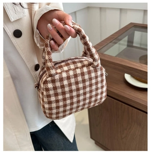 Dettaglio della piccola borsa a scacchi con tessuto tessile pied de poule marrone e bianco