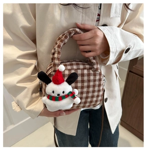 Dettaglio della borsa a quadri marroni con ciondolo a forma di cucciolo festivo