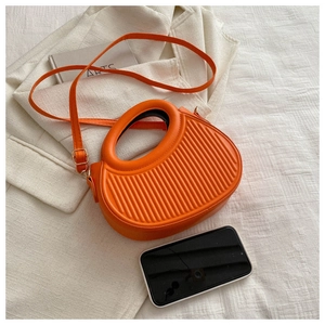 Detailansicht der orangefarbenen halbkreisförmigen PU-Tasche mit vertikalen Streifen