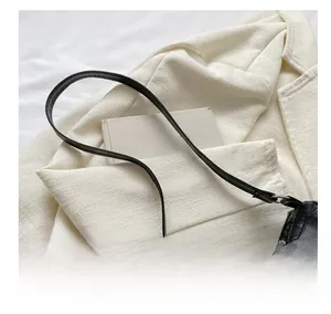 Détail du sac à bandoulière noir à motif pierre avec chaîne argentée et lanière en cuir