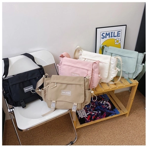 Sacs bandoulière en nylon de plusieurs couleurs avec poche latérale et fermoir à boucle