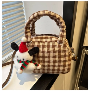 Dettaglio borsa a cilindro in maglia a quadri marroni con ciondolo a forma di cane peluche
