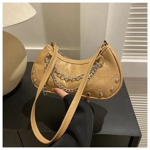 Détail du sac hobo camel à motif pierre avec chaîne argentée et rivets décoratifs