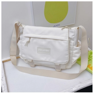 Détail du sac messager blanc en nylon avec poche zippée à rabat et large bandoulière
