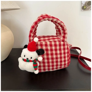 Borsa a mano a quadri rossi con ciondolo a cucciolo e tracolla per stile invernale festivo