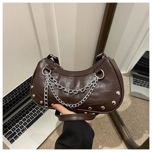 Détails du sac en similicuir marron foncé à motif crocodile et chaînes décoratives