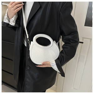 Nahaufnahme der weißen gefalteten Halbmond-Handtasche mit rundem Griff und Gurt