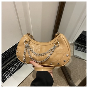 Détails du sac à main kaki à motif crocodile avec chaînes argentées et rivets décoratifs