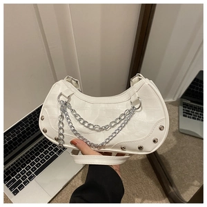 Détail du sac demi-lune blanc avec texture crocodile et double chaîne argentée