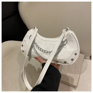Détail d'un sac hobo blanc à motif crocodile avec chaîne argentée et rivets