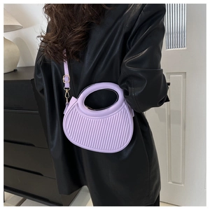 Lila Handtasche mit vertikaler Plissee-Textur und elegantem halbrunden Tragegriff-Design