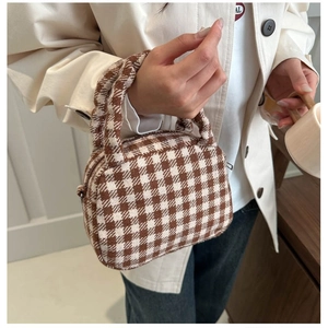 Borsa a mano in tweed a scacchi marroni e bianchi con doppi manici e zip