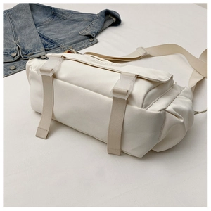 Détail du sac bandoulière en nylon blanc avec sangle réglable et fermeture à boucle