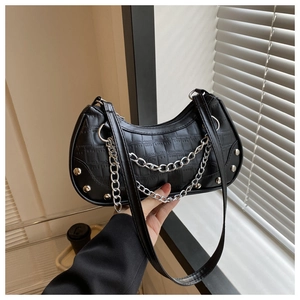 Sac lune noir rétro à motif crocodile avec chaînes argentées et détails de rivets