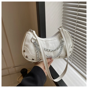 Détail du sac à main blanc à texture pierre avec chaîne argentée et rivets