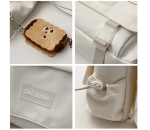 Détail du sac messager crème avec poche à cordon et breloque en peluche mignonne