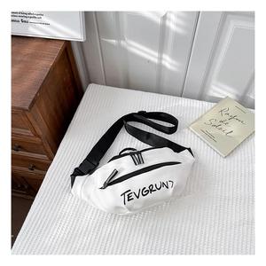 Dettaglio del marsupio in nylon bianco con scritta TEVGRUNJ nera e cinturino