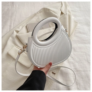 Elegante weiße halbrunde Handtasche mit Plisseestruktur und rundem Handgriff