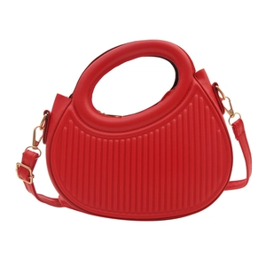Elegante rote plissierte Umhängetasche mit großem Rundgriff und verstellbarem Gurt