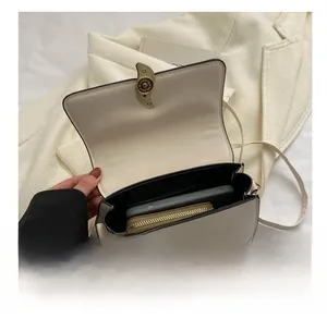 Vue intérieure montrant la capacité de rangement pour téléphone et portefeuille du sac