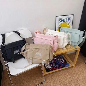 Sac Messager Harajuku en Nylon Grande Capacité pour Femmes Sac Bandoulière de Style Japonais Avec Impression de Lettres et Pendentif
