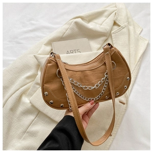 Détails du sac marron texture crocodile avec chaîne argentée et rivets métalliques