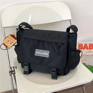 Sac messager minimaliste en nylon noir à grande capacité avec peluche de pain grillé