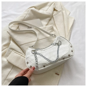 Détail du sac Hobo blanc à texture crocodile avec chaîne argentée et rivets chic
