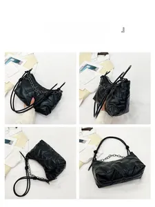 Vues multiples d'un sac bouffant noir matelassé avec chaîne et poignée à nœuds