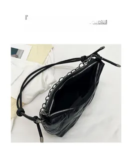 Vue détaillée du rangement intérieur du sac matelassé noir en nylon avec chaîne argentée