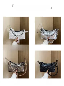 Gros plan de sacs matelassés avec chaînes métalliques et détails de bandoulière