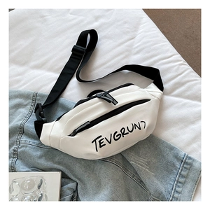 Dettaglio del marsupio in nylon bianco con scritta TEVGRUN e cinturino nero regolabile